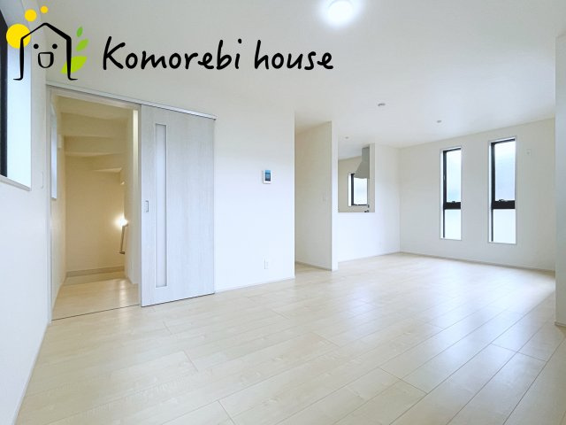 上尾本町　新築一戸建て　リーブルガーデ　01の居間・リビング|ゆったり過ごせる居間です