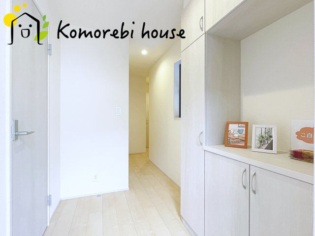 上尾本町　新築一戸建て　リーブルガーデ　01の玄関|収納もある玄関です