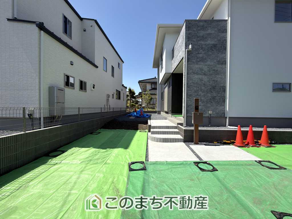 ワイウッドコート小山市羽川第2の駐車場|駐車場車２台楽々駐車できます。

