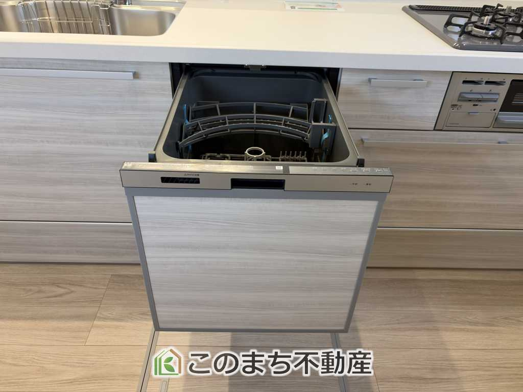 ワイウッドコート小山市羽川第2のキッチン|食器洗い乾燥機付きのシステムキッチン。家事の負担を軽減でき、忙しい毎日にも嬉しい設備です。3口ガスコンロ付きで料理も快適に楽しめます。
