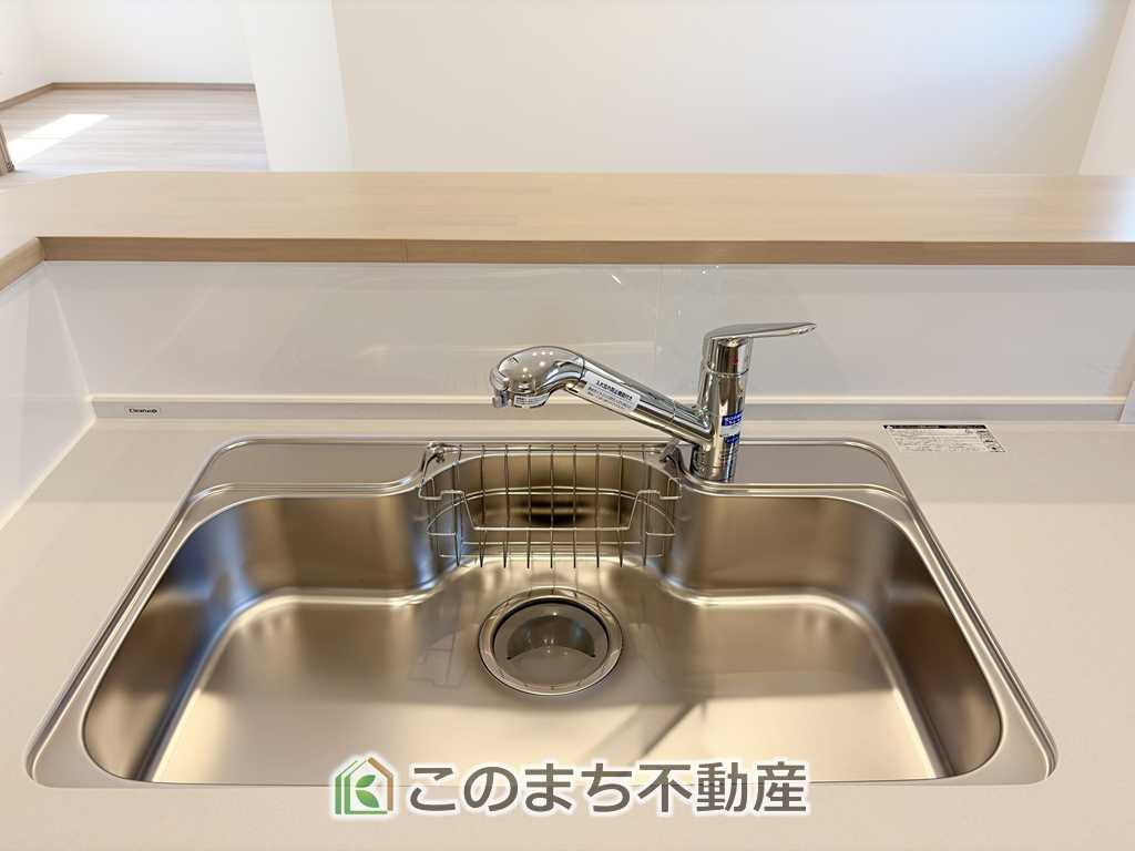 ワイウッドコート小山市羽川第2のキッチン|大きなシンク付きで、洗い物も楽々できます。
