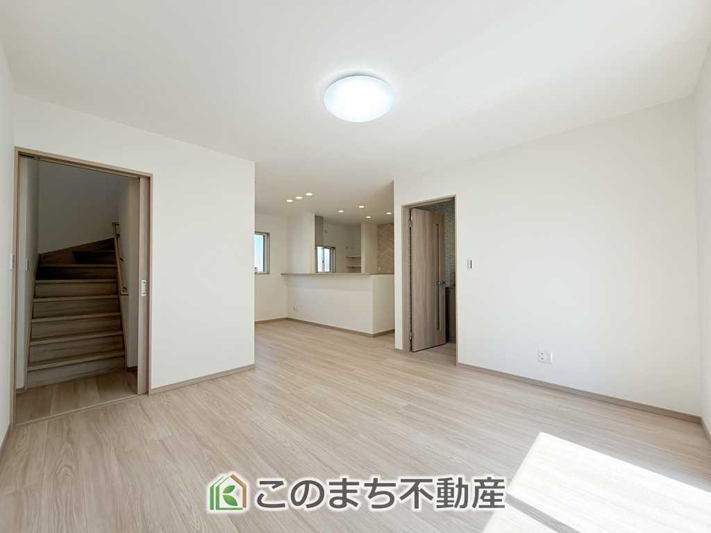 ワイウッドコート小山市羽川第2の居間・リビング|南側から暖かな日差しが差し込みます♪キッチンからリビングの様子がよく見渡せます☆
