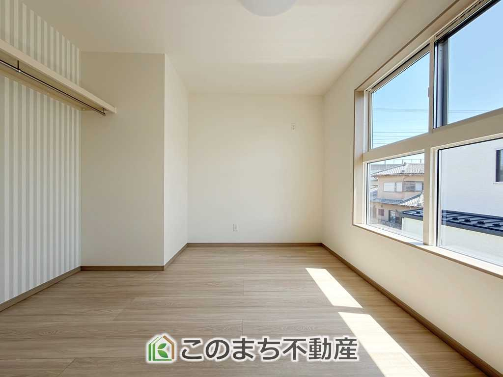 ワイウッドコート小山市羽川第2の洋室|各居室に収納付で住みやすさにこだわっています♪