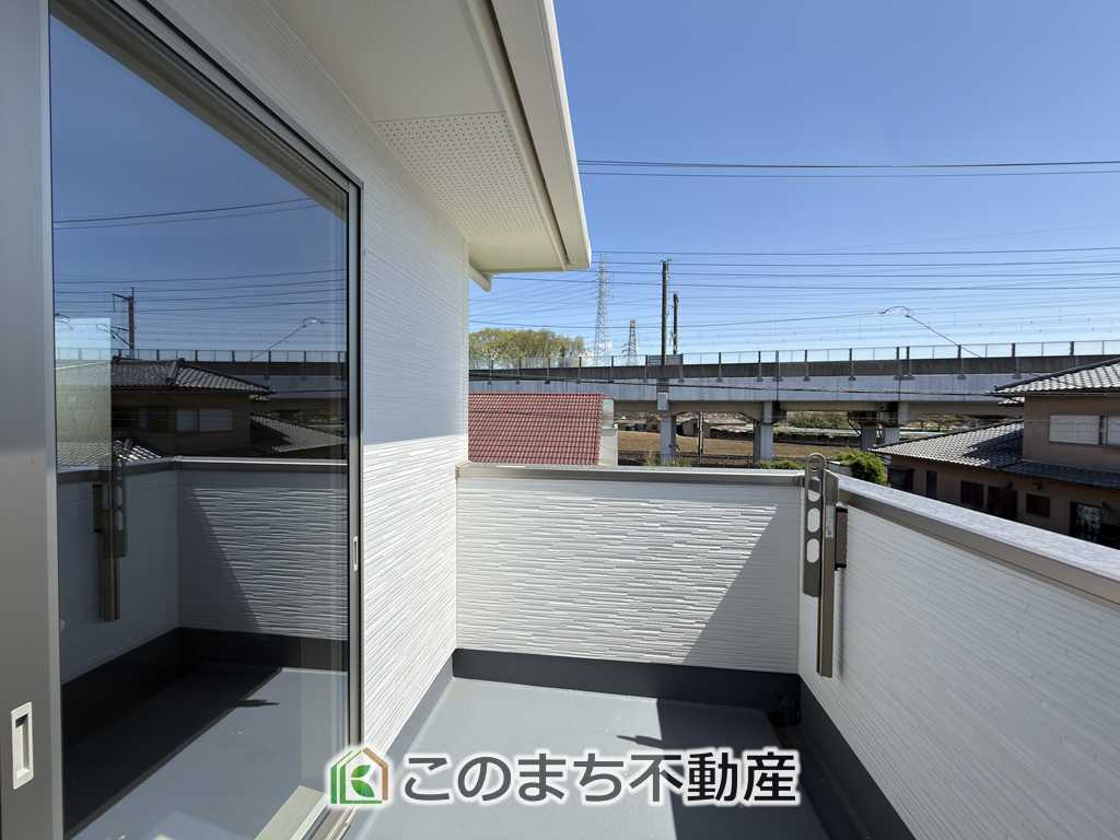 ワイウッドコート小山市羽川第2のバルコニー|奥行きのある使いやすいバルコニー。洗濯物もしっかり干せるスペースがあり、日々の家事にも便利です。落ち着いた外観タイルで上質感のある空間です。

