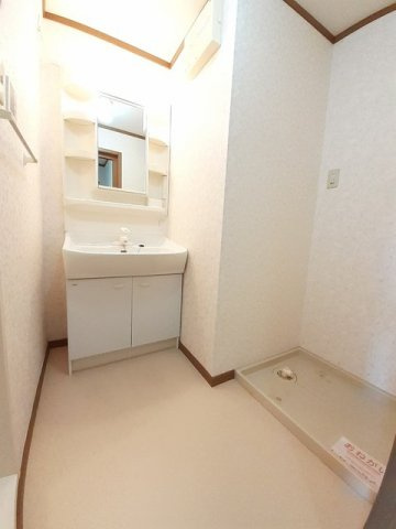 ソレイユ北島　Ａの洗面所|明るい洗面所です