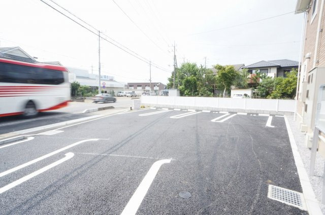 レジデンスさくら台Ｈの駐車場|車をお持ちの方に嬉しい駐車場付きの物件です
