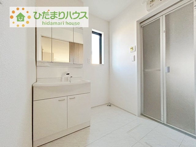 【独立洗面台】 | 守谷市松前台6丁目11番　新築戸建　A号棟 | 三面鏡の大きな鏡は憧れます(^^♪
鏡の後ろは収納となっていて、細かいものでも収納できるのでスッキリと整理できます！