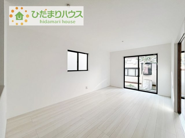 【居間・リビング】 | 守谷市松前台6丁目11番　新築戸建　A号棟 | リビングの大きな窓からは、暖かな日の光が降り注ぎます・・・
