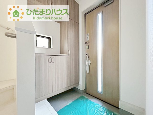 【玄関】 | 守谷市松前台6丁目11番　新築戸建　A号棟 | 天井までの高さがあるタップリ玄関収納、姿見・小引き出し付きなのも便利♪