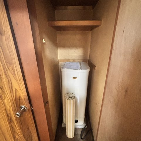 ワシ別ハイツの玄関