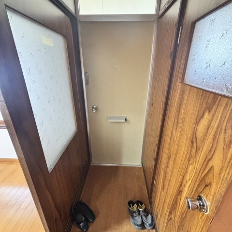 ワシ別ハイツの玄関