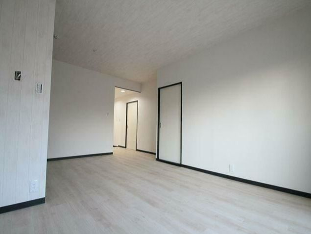 青木公園マンションの居間・リビング|別号室の参考写真です。