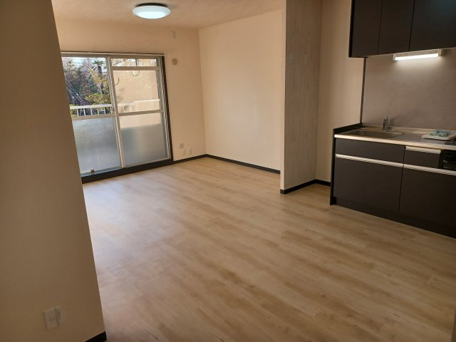 青木公園マンションの居間・リビング|別号室の参考写真です。