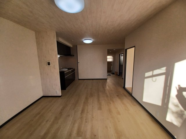 青木公園マンションの居間・リビング|別号室の参考写真です。