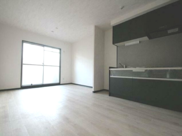 青木公園マンションの居間・リビング|別号室の参考写真です。