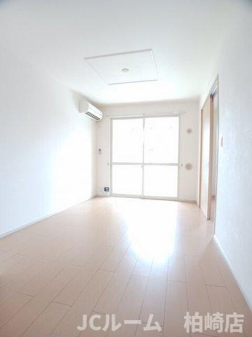 柏崎市宝町のアパートの居間・リビング