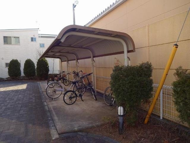 サンライズヴィラひたち野Ｂのその他|屋根付きの駐輪場があります。