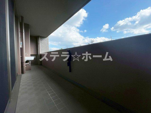 クレアヒルズ千里津雲台のバルコニー|暖かな日差しのふりそそぐバルコニー