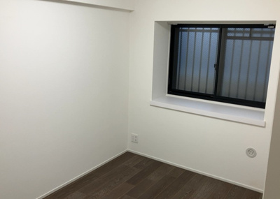 【寝室】 | ダイアパレス京王堀之内壱番館 | 寝室でゆっくりと過ごすためにはベッド周りの適度な空間を担保することや窓の位置、照明の明るさ、寝室の広さなどを考える必要があります。自身や家族の構成とライフスタイルに併せて寝室にする部屋を選びましょう！