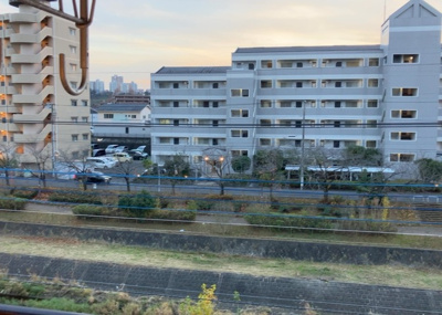 【展望】 | ダイアパレス京王堀之内壱番館 | 眺望の良さを楽しめるダイニングキッチンで家族団らんの時間を過ごしてはいかがでしょうか。バルコニーから見える景色を家族で眺める時間は、時間が経つのを忘れてしまいそうですね。是非、現地を見に行きましょう！