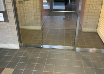【エントランス】 | ダイアパレス京王堀之内壱番館 | マンションのエントランスには、もともと風よけや防犯の役割がありますが、マンションによって宅配ボックスなどの設備が備わっている所もあります。日々の生活をイメージしながら生活しやすさをチェックしましょう。