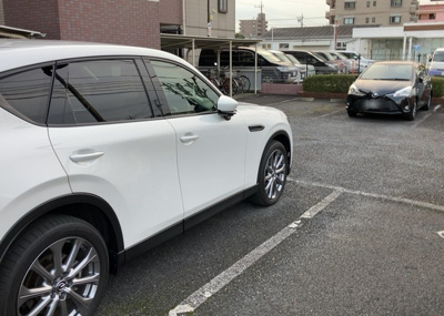 【駐車場】 | ダイアパレス京王堀之内壱番館 | 車一台あたりに必要なスペースは、標準サイズの普通自動車で横幅2m50cm、長さ5mは必要になります。ただし、乗降のことも考慮して横幅3m30cm、長さ5m50cmほどは確保できるところを選びましょう。