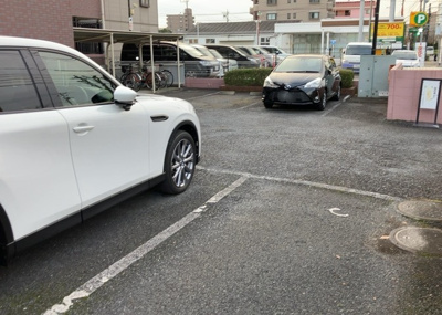 【駐車場】 | ダイアパレス京王堀之内壱番館 | 駐車場と明記されていても、最小スペースでつくられた駐車場だと大型車は駐車できなかったり、出入りしにくくなったりする可能性があります。お車のサイズと購入したい物件の駐車場のサイズを現地で確認しましょう。