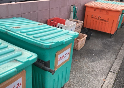 【設備】 | ダイアパレス京王堀之内壱番館 | 共有部分は、住民なら誰もが使える設備のこと。例えば駐車場やエレベーター、インターネット設備、セキュリティ設備などがあります。他にも、マンションの廊下・外部階段やエントランス・ゴミ置き場などがあります。
