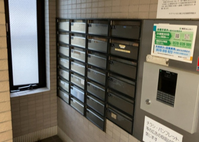 【設備】 | ダイアパレス京王堀之内壱番館 | エントランス付近に設置されている集合ポストは、住んでいる部屋と離れているため、ポストをあさるなど誰かに何かされていても被害に気づきにくいです。入居する時には他人に特定されにくい番号で鍵をかけましょう！