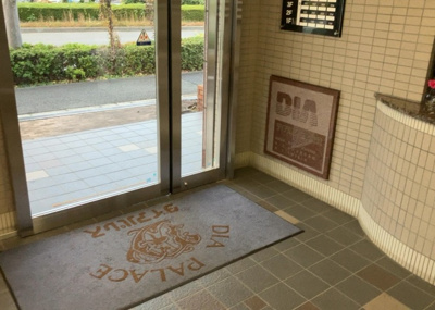 【ロビー】 | ダイアパレス京王堀之内壱番館 | ロビーというと、エントランスと何がちがうの？と思いますよね。実はロビーとエントランスには明確な決まりはありません。物件によっては、エントランスを入って広がるある程度の広さのある空間がロビーとなります。