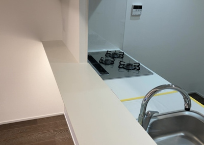 【キッチン】 | ダイアパレス京王堀之内壱番館 | L型アイランドタイプは、キッチンからダイニングにもリビングにも目が行き届くので、とても使いやすい配置です。L字型独立タイプは、キッチンを独立させてるためLDKというよりもLDといった様なイメージです。