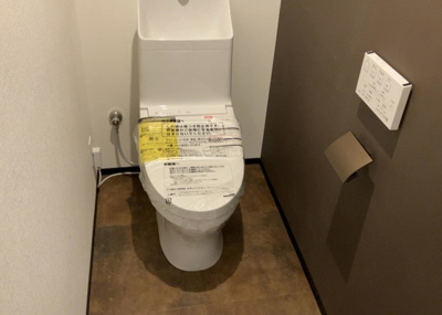 【トイレ】 | ダイアパレス京王堀之内壱番館 | トイレは大きさや形、機能、抗菌性などが異なる多種多彩なタイプが各メーカーから出ています。それぞれに良さがあるため、事前にどういったタイプのトイレがいいのかをご家庭内で決めて、内見に行くといいでしょう。