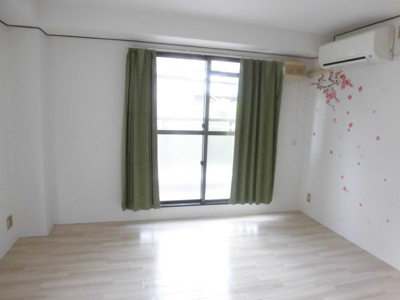 【居間・リビング】 | エムエムハイツ | エアコン付きなので年中快適ですね