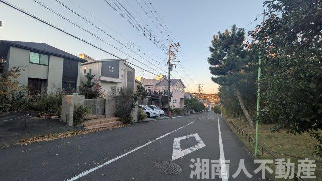藤沢市片瀬山５丁目５－６戸建ての前面道路含む現地写真|前面道路含む現地写真です