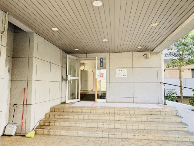 ファミール西八王子Ａ号棟（２号棟）のエントランス|～管理形態は全委託式　キレイにメンテナンスされているマンションです～
