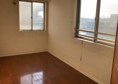 【洋室】 | ラヴィドール本厚木サザンマーク | 洋室のメリットは重い家具が置きやすく、身の回りが整理しやすいことです。 床がフローリングのため畳とは異なり凹みにくいです。 クローゼットなど収納が豊富で、普段使わない旅行カバンや服の整頓も簡単にです。