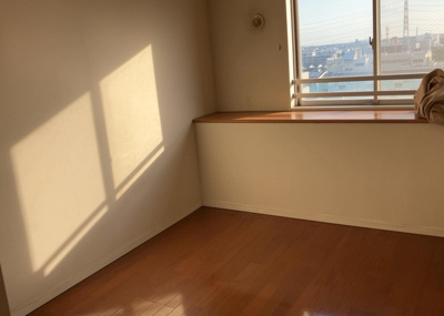 【寝室】 | ラヴィドール本厚木サザンマーク | 寝室でゆっくりと過ごすためにはベッド周りの適度な空間を担保することや窓の位置、照明の明るさ、寝室の広さなどを考える必要があります。自身や家族の構成とライフスタイルに併せて寝室にする部屋を選びましょう！