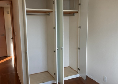 【収納】 | ラヴィドール本厚木サザンマーク | デザイン性を重視しすぎて収納が少なかった！なんてことにならないため、事前に現地で収納の数を確認しておくことをお勧めします。クローゼット以外にも床下収納や屋根裏収納、パントリーなどもチェックしましょう。