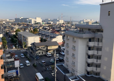 【展望】 | ラヴィドール本厚木サザンマーク | 眺望の良さを楽しめるダイニングキッチンで家族団らんの時間を過ごしてはいかがでしょうか。バルコニーから見える景色を家族で眺める時間は、時間が経つのを忘れてしまいそうですね。是非、現地を見に行きましょう！