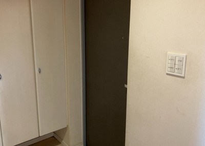 【玄関】 | ラヴィドール本厚木サザンマーク | 玄関は家の顔でもあり、家族以外の目にも止まる場所です。玄関は外との間を仕切る扉、靴などをしまっておく収納スペース、靴脱ぎのたたきスペース、来客とのやり取りをするドアホンなど複数のアイテムからなります。