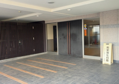 【エントランス】 | ラヴィドール本厚木サザンマーク | マンションのエントランスには、もともと風よけや防犯の役割がありますが、マンションによって宅配ボックスなどの設備が備わっている所もあります。日々の生活をイメージしながら生活しやすさをチェックしましょう。