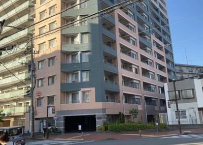 【外観】 | ラヴィドール本厚木サザンマーク | 外観はマンション管理がされているかの目安になります。築年数が古いと、壁面は劣化してひび割れが生じることも！建物が古びていても細かいところが修繕されていると、きちんと管理されているなぁと感じるでしょう。