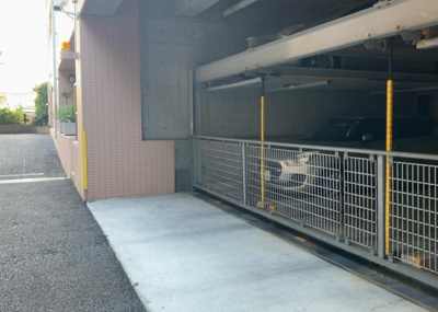 【駐車場】 | ラヴィドール本厚木サザンマーク | 車一台あたりに必要なスペースは、標準サイズの普通自動車で横幅2m50cm、長さ5mは必要になります。ただし、乗降のことも考慮して横幅3m30cm、長さ5m50cmほどは確保できるところを選びましょう。