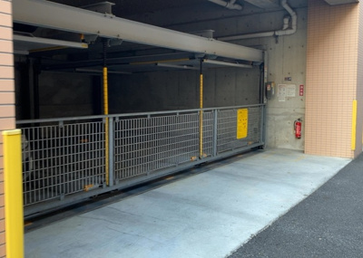 【駐車場】 | ラヴィドール本厚木サザンマーク | 駐車場と明記されていても、最小スペースでつくられた駐車場だと大型車は駐車できなかったり、出入りしにくくなったりする可能性があります。お車のサイズと購入したい物件の駐車場のサイズを現地で確認しましょう。