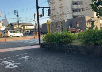 【中庭】 | ラヴィドール本厚木サザンマーク | 中庭（パティオ）とは、一つの建築物の内部に設けられた、壁などで囲われている庭のことを指します。コの字型、ロの字型が主流ですが、L字型の中庭もあります。最近では、インテリア性の高さからも人気があります。