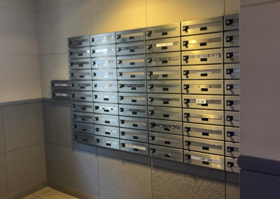 【設備】 | ラヴィドール本厚木サザンマーク | エントランス付近に設置されている集合ポストは、住んでいる部屋と離れているため、ポストをあさるなど誰かに何かされていても被害に気づきにくいです。入居する時には他人に特定されにくい番号で鍵をかけましょう！