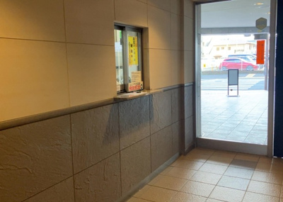 【受付】 | ラヴィドール本厚木サザンマーク | 受付はマンションコンシェルジュがいる場合もあれば、管理人が滞在する小部屋を総称して呼ぶことがあります。主にエントランスに設置されていることから、防犯面でも期待ができます。防犯設備がない場合はより安心！