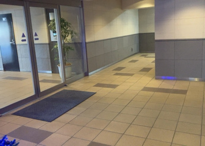 【ロビー】 | ラヴィドール本厚木サザンマーク | ラウンジは、マンションの共用スペースに椅子やテーブルなどを配置した利用者が寛げる空間です。屋内型ラウンジと屋外型ラウンジがあります。共用部分の管理状況と合わせて、詳細については現地でご確認ください。