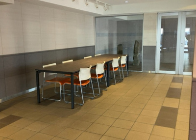 【ロビー】 | ラヴィドール本厚木サザンマーク | ロビーというと、エントランスと何がちがうの？と思いますよね。実はロビーとエントランスには明確な決まりはありません。物件によっては、エントランスを入って広がるある程度の広さのある空間がロビーとなります。