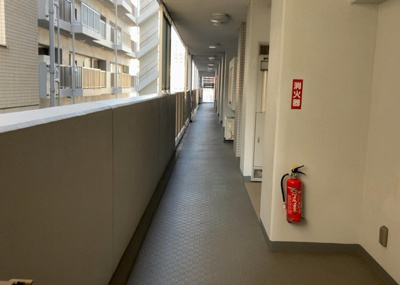 【その他共用部分】 | ラヴィドール本厚木サザンマーク | 共有部分は、住民なら誰もが使える設備のこと。例えば駐車場やエレベーター、インターネット設備、セキュリティ設備などがあります。他にも、マンションの廊下・外部階段やエントランス・ゴミ置き場などがあります。